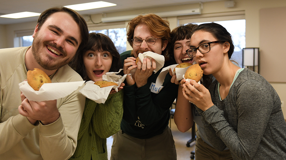5 Students eating cookies